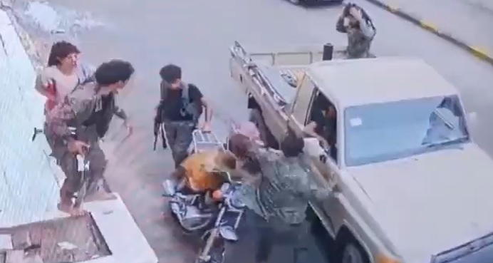 شاهد بالفيديو.. أفراد من الحزام الأمني يعتدون بوحشية على مواطن في عدن 
