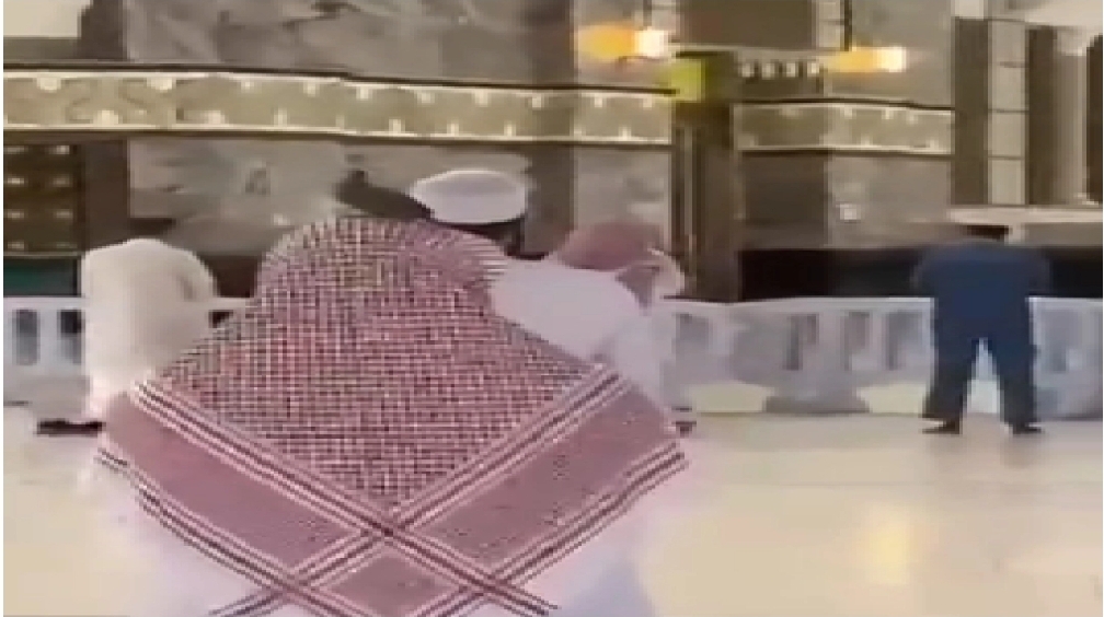 رغم ركوعه وسجوده ...حمامة تجد السكينة على رأس أحد المصلين بالحرم.. وفيديو يوثق المشهد