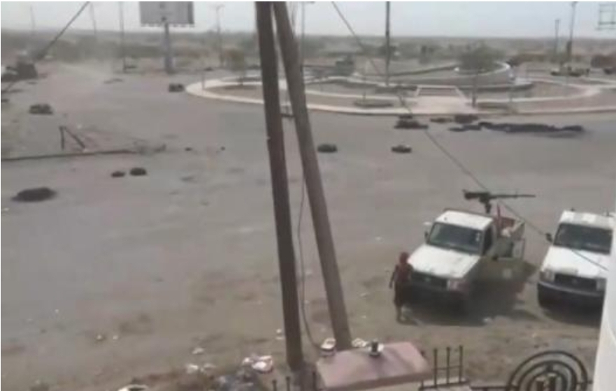خلال ساعات الفجر الأولى اشتباكات داخل مدينة الحديدة... والأعلام العسكري يوثق ذالك (فيديو)