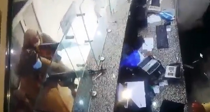 بالفيديو...مجهولون يسطون على مبالغ كبيرة من شركة صرافة في شبوة