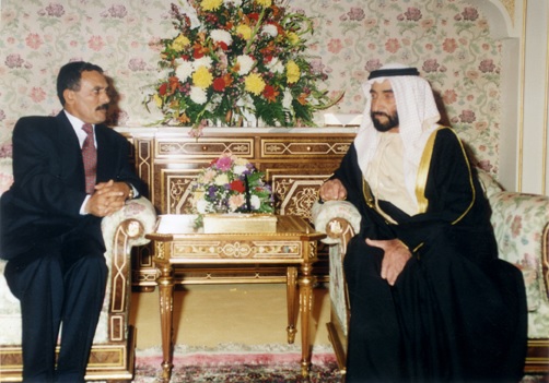 شاهد..صورة نادرة للرئيس الراحل صالح مع الشيخ زايد بن سلطان تنشر لأول مرة 