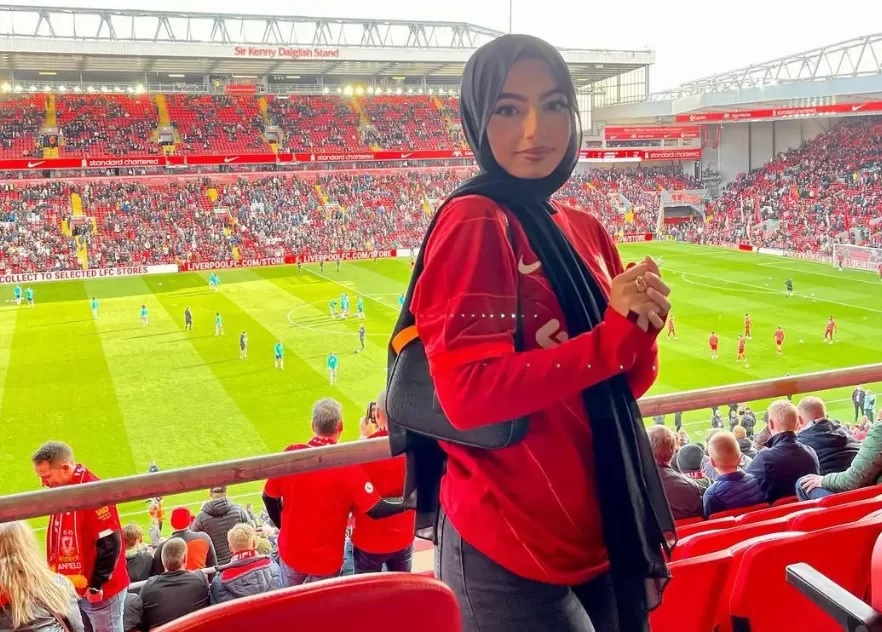 شابة يمنية تخطف الأنظار في أول ظهور مع نادي ليفربول 