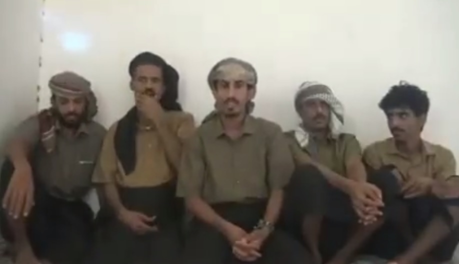 ضابط وجنود يمنيون مختطفون لدى القاعدة يناشدون سرعة الإفراج عنهم (فيديو)
