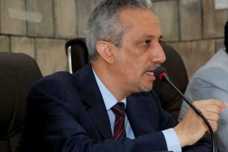 رئيس أكبر بنك يمني يخرج عن صمته ويوجه رسالة "غامضة" بعد حجز الحوثيين أرصدته