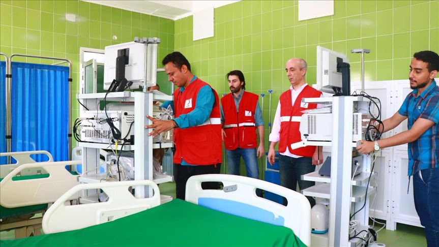 الهلال الأحمر التركي يسلم أجهزة طبية لمستشفى الصداقة في عدن