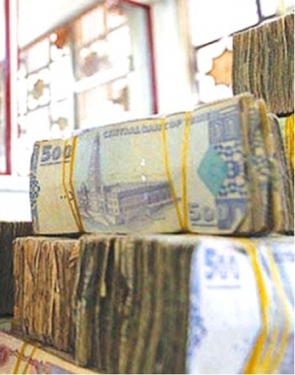 الدولار الواحد بـ 1015 ريالاً ...اليمن تستنجد لإنقاذ العملة من الإنهيار