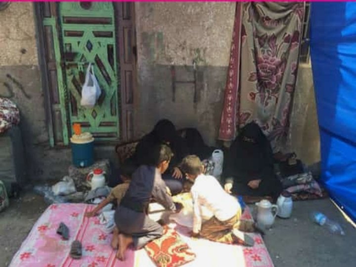 أسرة تعيش في العراء بعد اقتحام الحوثيين منزلها في الحديدة (صور)