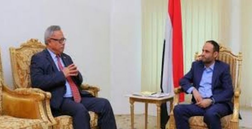 فتح قيادي حوثي بارز، النار على رئيس حكومة مليشيا الحوثي غير المعترف بها
