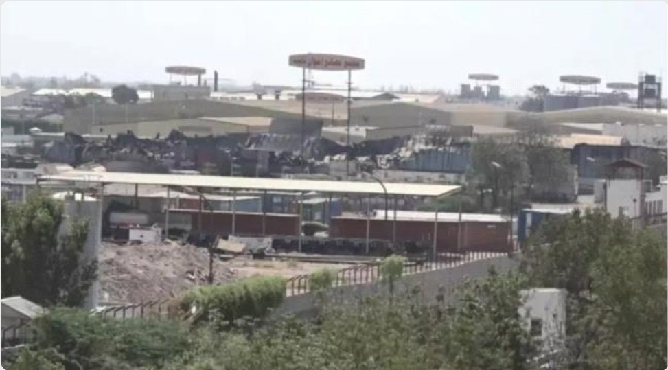 مليشيا الحوثي تستهدف مجمع ومصنع في الحديدة