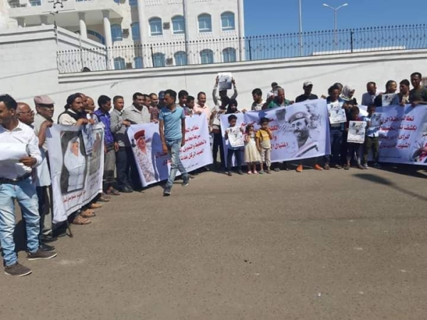 وقفة احتجاجية بعدن تطالب بكشف نتائج التحقيقات في جريمة اغتيال العميد الحمادي.. (صور)