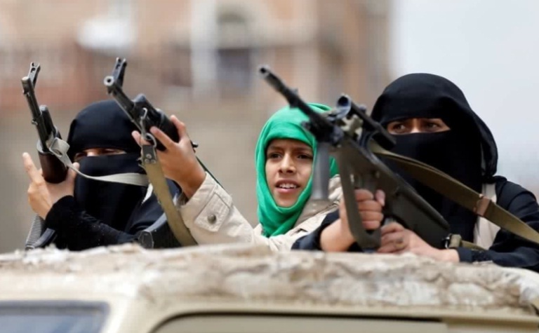 بحسب الأقدمية و"السلالة...الحوثيون يمنحون "الزينبيات" رتباً عسكرية لترسيخ ولائهن