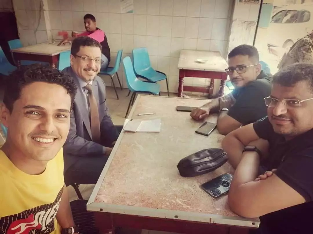 بعيدا عن الدبلوماسية.. صورة جديدة لوزير الخارجية أحمد عوض بن مبارك في هذا المكان بعدن!