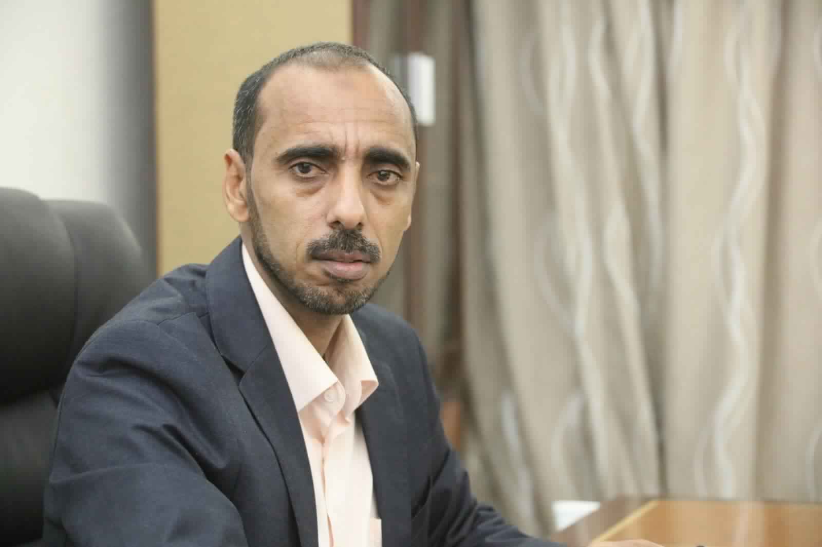 وزير يمني سابق يدق ناقوس الخطر محذّرًا من اقتراب "الانهيار الكبير للدولة"