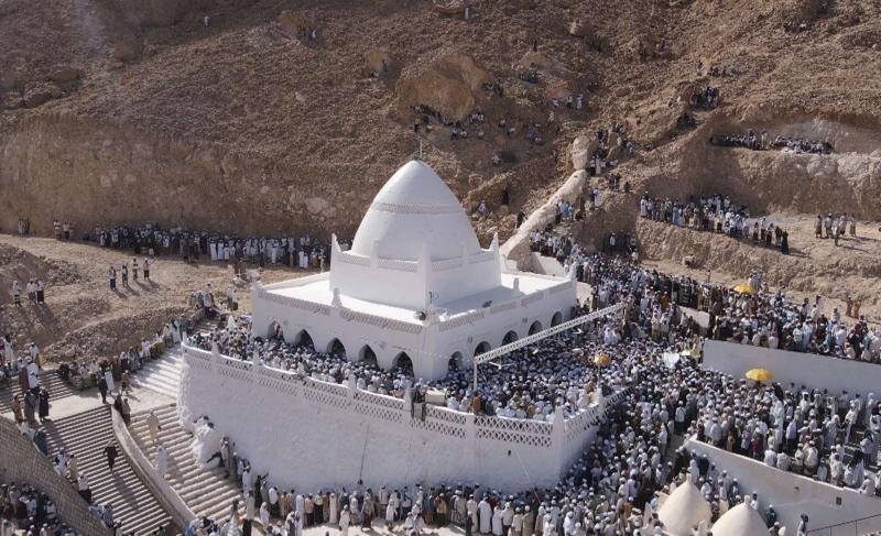 "قبر" النبي هود يجذب آلاف الزوار في اليمن