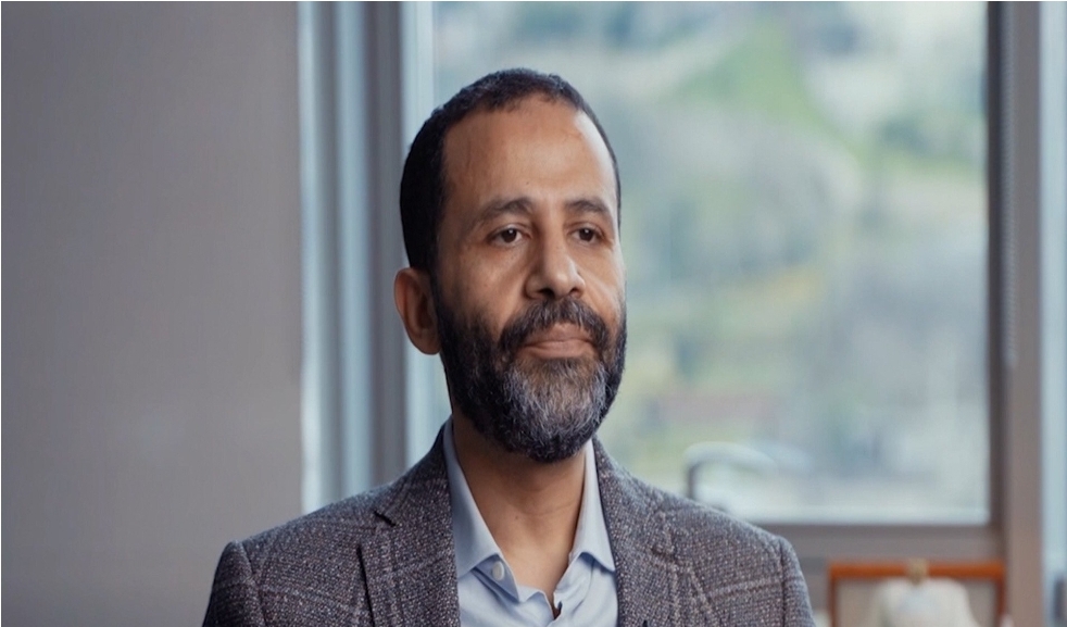 حميد الأحمر في "حوار جريء": الرئاسة والحكومة تحت الإقامة الجبرية وندعو طارق لثأر لعمه