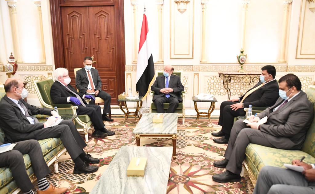 الرئيس يستقبل غريفيث ويؤكد: حريصون على سلام شامل وفق المرجعيات الثلاث