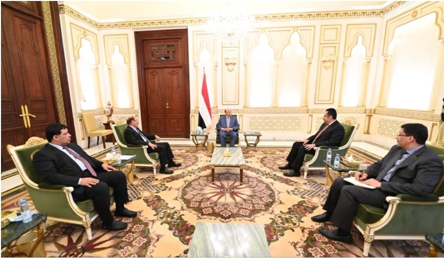 عبد ربه في لقاء مع نائبه ورئيس الوزراء لتعزيز التدابير الملحة