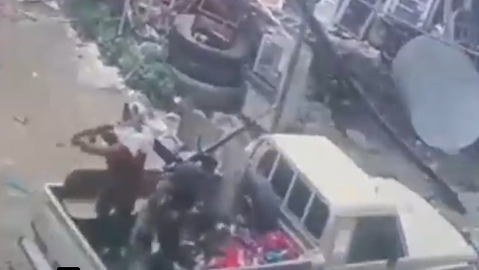 بالفيديو...مسلحون بقيادة "السامعي" ينهبون طقما عسكريا في وضح النهار في تعز