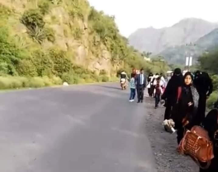 بالصور..شيخ قبلي موالي للحوثيين يهجّر أسرة بالقوة من منزلها وسط اليمن