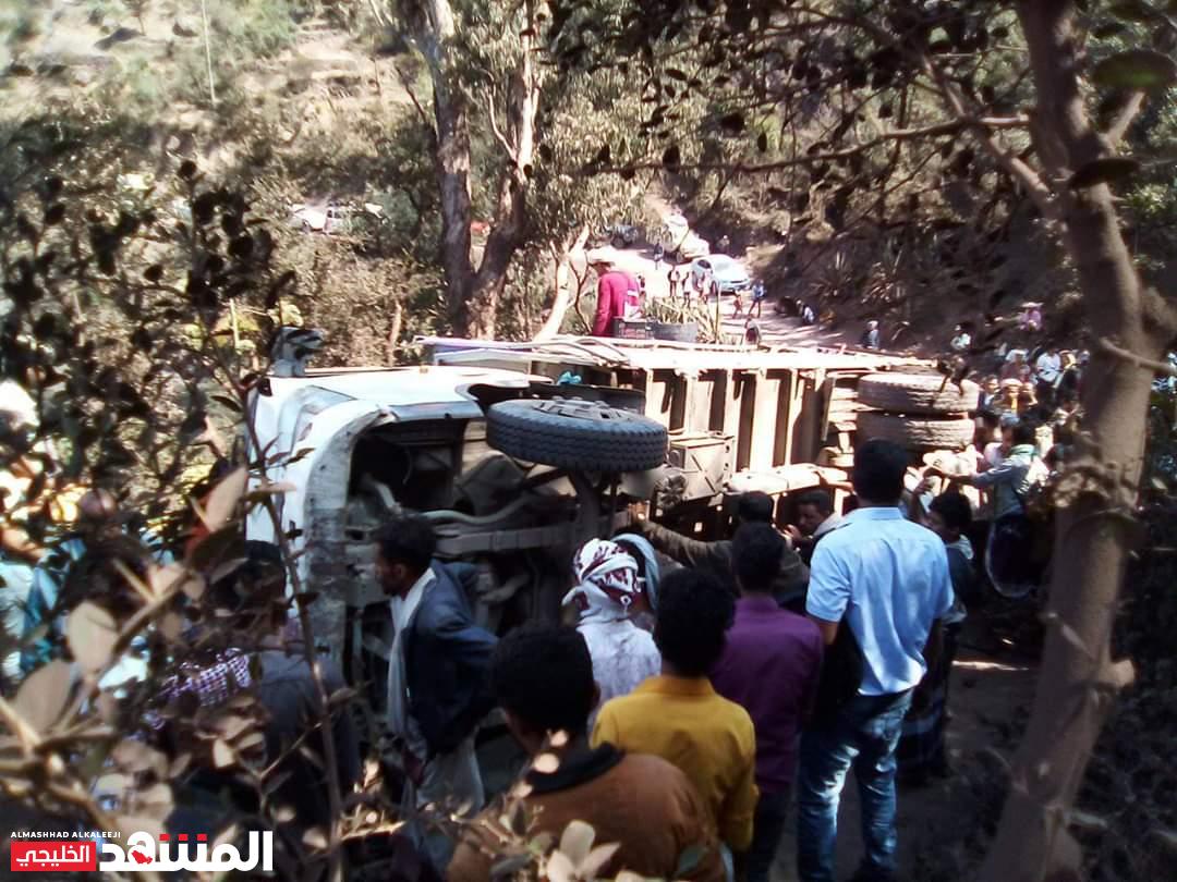 انقلاب شاحنة محملة بالبطاط يقطع طريقاً رئيسيا في تعز [صور]