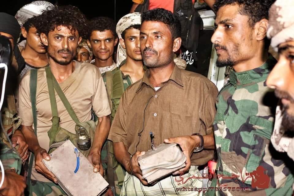 نقطة أمنية تضبط ارهابيين متجهين إلى عدن وبحوزتهما عبوات ناسفة [صور]