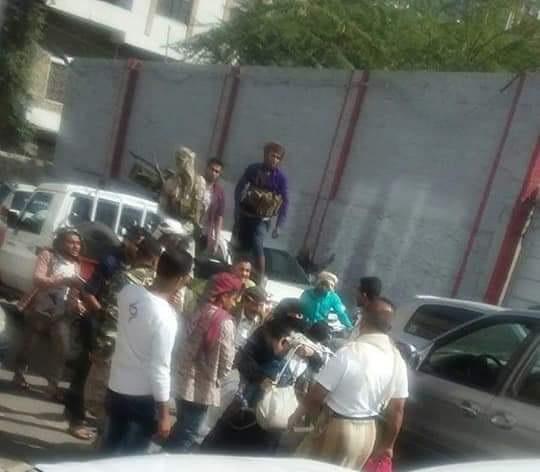 قوات عسكرية تقتحم مطعم بتعز  وتصيب طفل