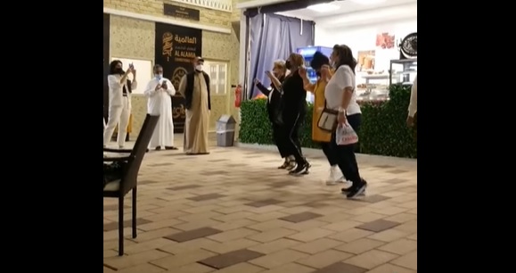 يهوديات من أصول يمنية يتراقصن على أنغام صنعانية بالقرية العالمية في دبي - (فيديو)