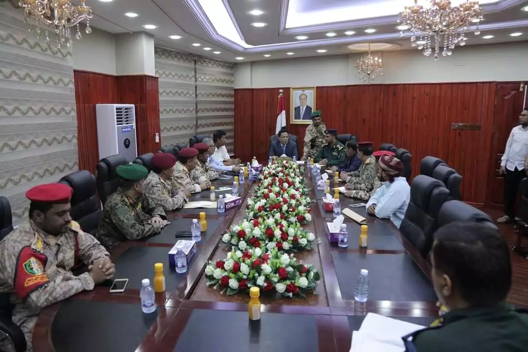 محافظة المهرة يؤكد على بقاء الوحدات الامنية والعسكرية في حالة الجاهزية
