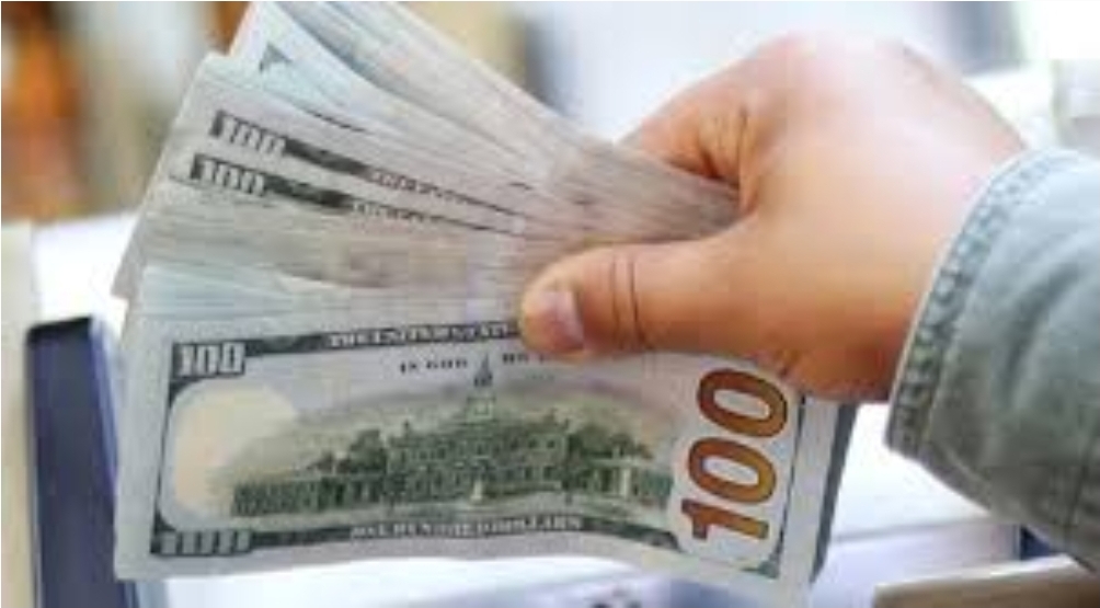 الدولار يقرب من حاجز الـ 1000 ريال عقب انهيار جديد للعملة "اسعار صرف العملات مساء اليوم الاثنيين 31-5"