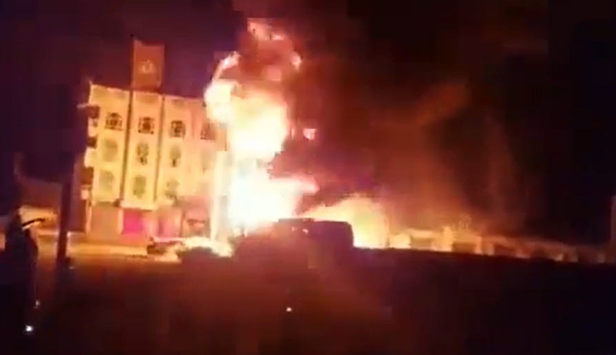 حريق هائل يلتهم محطة بيع مشتقات نفطية تتبع مشرفا حوثيا في صنعاء (فيديو)