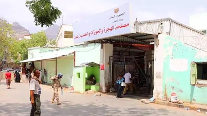 قوة أمنية تمنع تغلق مصلحة حكومية في عدن