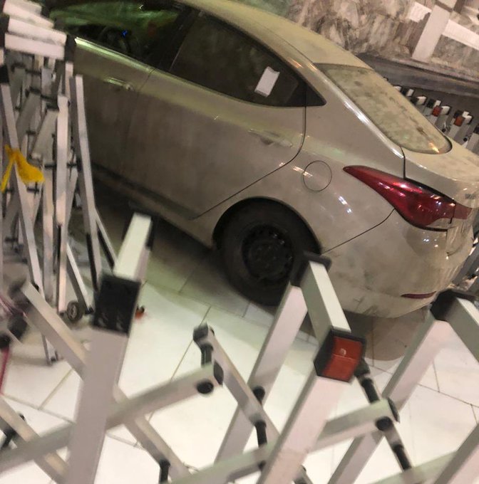 شاهد بالفيديو...لحظة اقتحام سيارة مسرعة للحرم المكي واصطدامها باحد بواباته