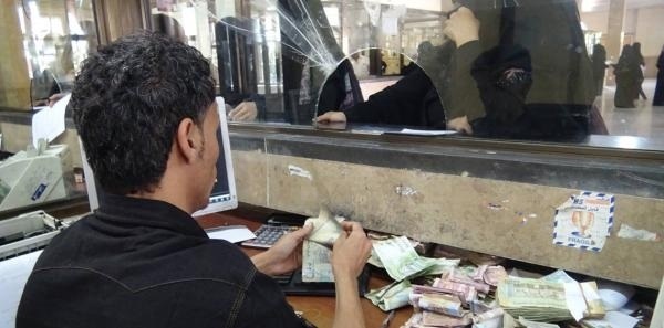 الحكومة اليمنية تلاحق شركات الصرافة لمنع تحولها إلى خزائن للمودعين