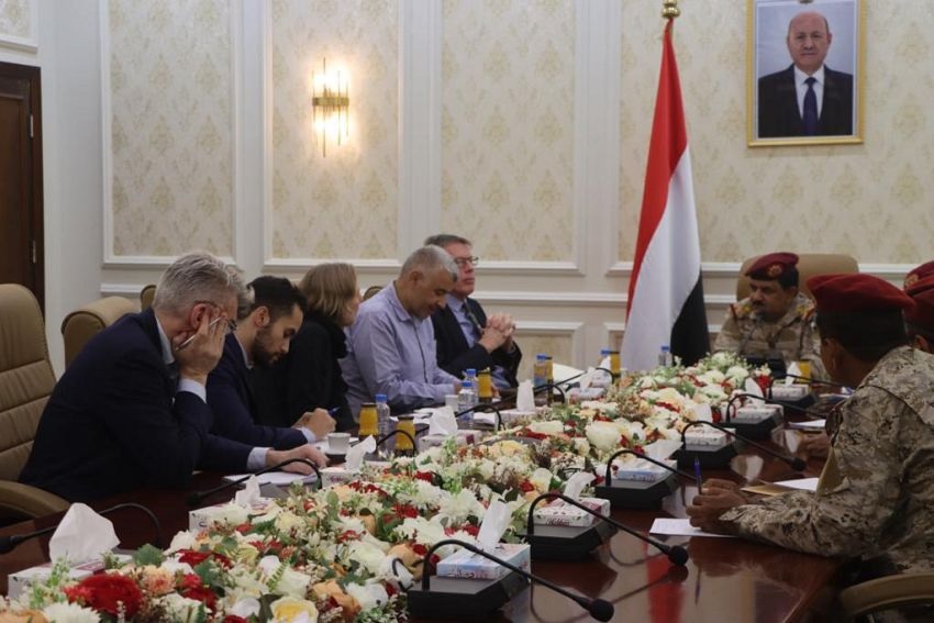 وزير الدفاع يدعو إلى وقفة دولية جادة لايقاف تعنت ميليشيا الحوثي وإحلال السلام في اليمن