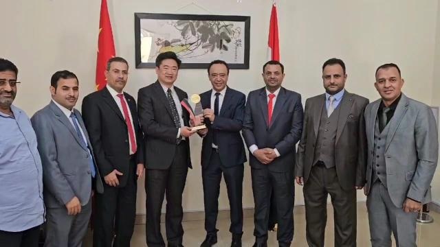 الاتحاد العام للاعلاميين اليمنيين يكرم القائم باعمال سفير الصين ويعقد معه جلسة نقاشية حول عدة قضايا