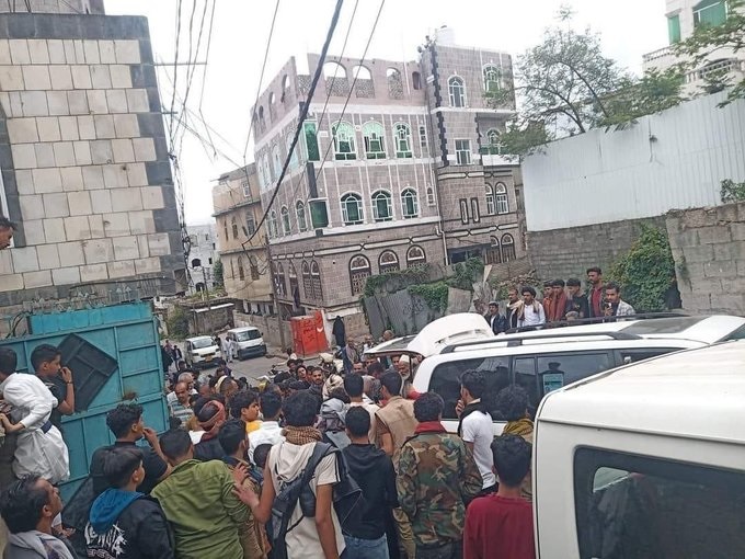 بدأ القاتل صوفياً وانتهى حوثياً وشارك في عدة جبهات : الكشف عن تفاصيل جديدة في واقعة تهشيم شاب رأس والده وسط اليمن