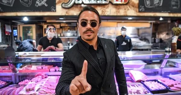 الشيف التركي الشهير نصرت يواجه فضيحة جديدة في امريكا تتعلق بالتحرش وملابس مثيرة 