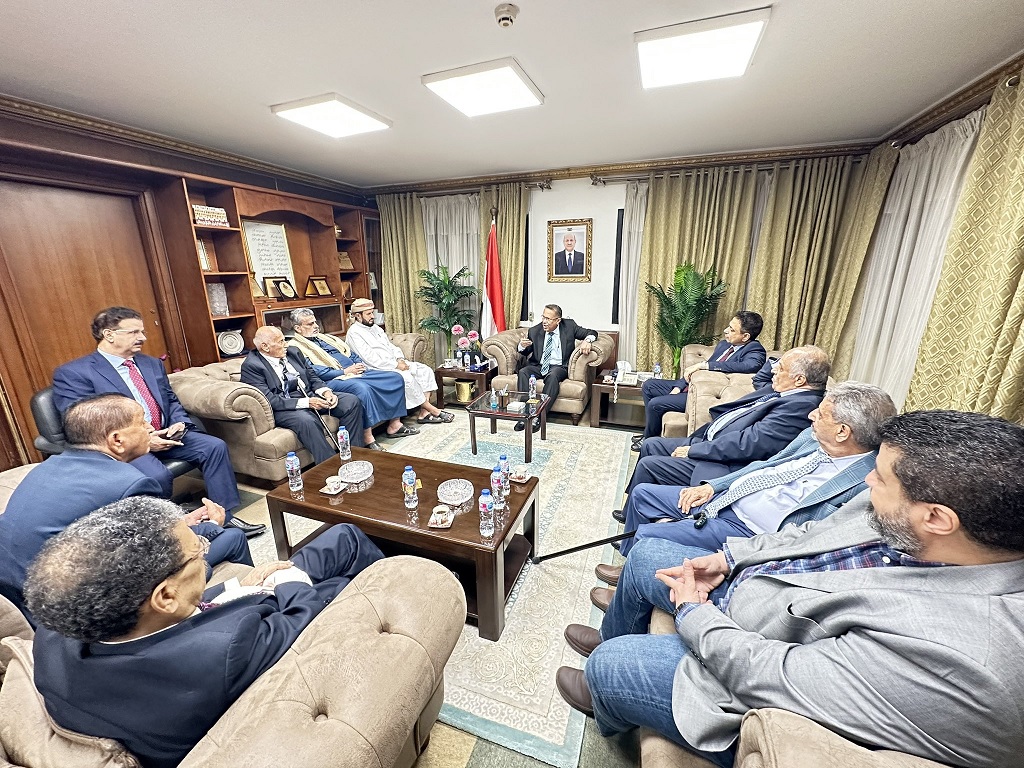 بن دغر يطالب بالضغط على ميليشيا ايران لرفع حصار تعز ويشدد على وحدة الموقف الوطني