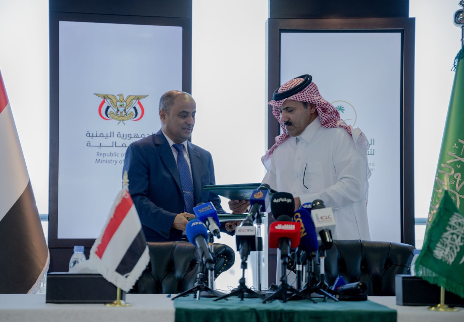 السفير آل جابر يكشف تفاصيلا جديدة بشأن المنحة السعودية الجديدة لليمن
