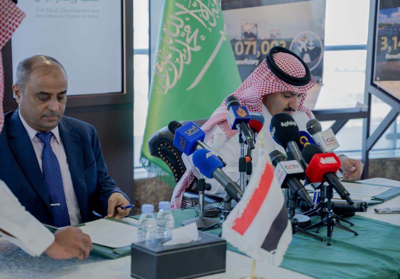 الحكومة اليمنية: المنحة السعودية الجديدة ستسهم في اسناد جهود تطبيع الاوضاع واستقرار العملة الوطنية