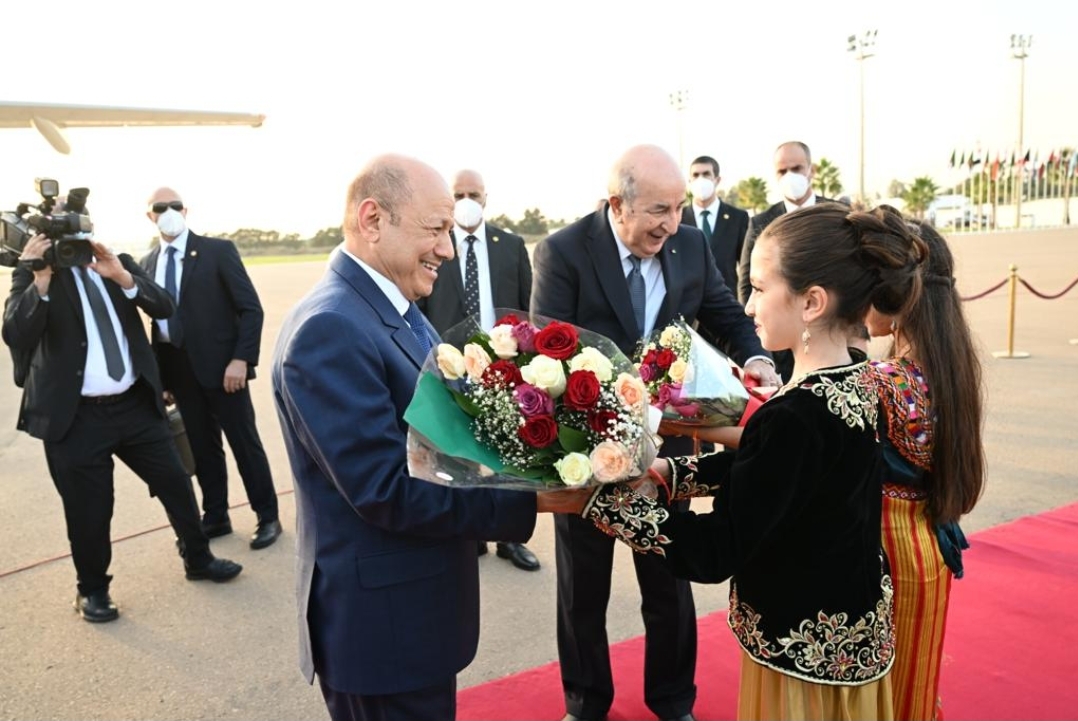 العليمي يصل الى الجزائر للمشاركة في القمة العربية