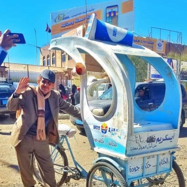 ممثل يمني بارز يضطر لبيع آيسكريم في صنعاء لإطعام أسرته 