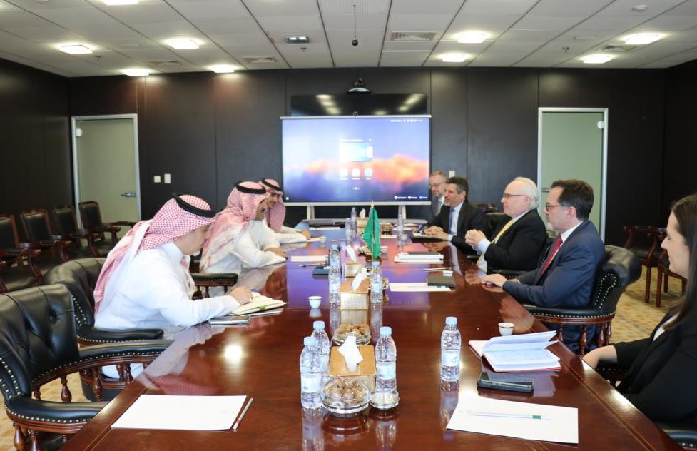 السفير آل جابر يبحث مع ليندركينغ سبل التوصل إلى حل سياسي في اليمن