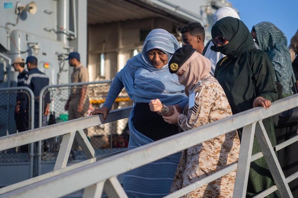 بينهم يمنيون.. وصول 206 أشخاص إلى السعودية بعد اجلائهم من السودان