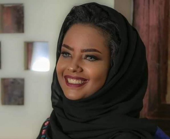 مصدر حقوقي يكشف عن تجنيد نساء لمحاولة قتل الفنانة انتصار الحمادي داخل السجن