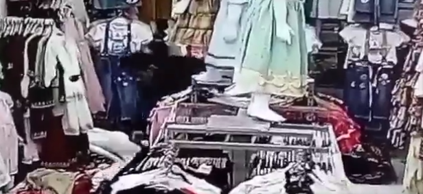 مشهد مروع.. لحظة قيام شاب بقتل فتاة طعناً داخل مول في عدن (فيديو)