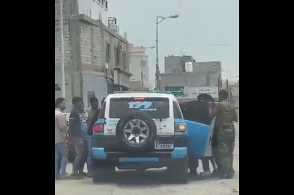 كان يتناول البسكويت ووعثر في جيبه على حبل : شاهد بالفيديو.. لحظة اعتقال قاتل فتاة داخل محل تجاري في عدن