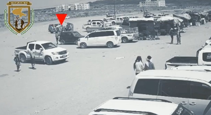 شاهد بالفيديو.. لحظة قيام أحد افراد خلية ح.وثي.ة بتفجير طقم يتبع ألوية العمالقة شرق اليمن
