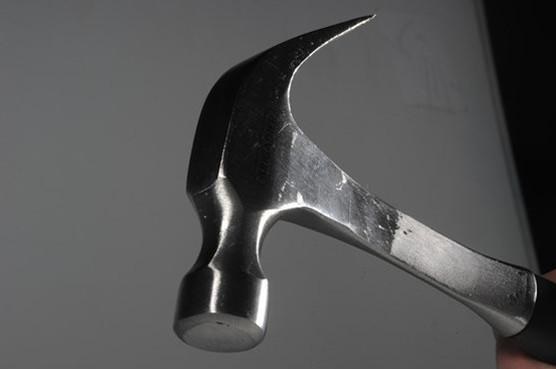 امرأة تقتل زوجها بمطرقة حديد وتحرق جثته (تفاصيل مروعة)