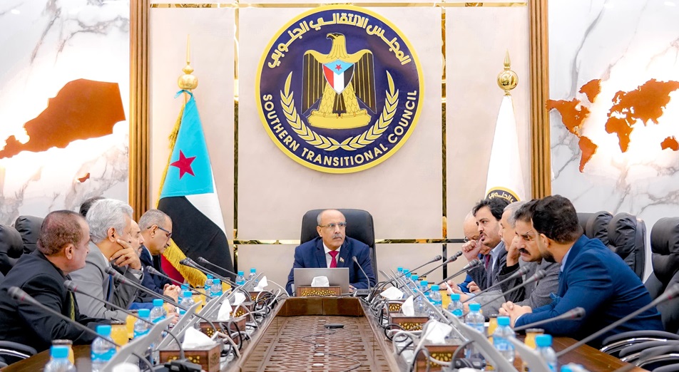الانتقالي يتهم "قوى نافذة" في الحكومة اليمنية بالتحضير لفتح أزمات جديدة ويطالب الرئاسي بالتدخل العاجل